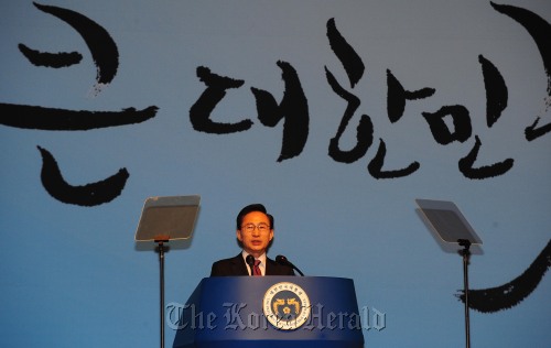 이명박 대통령이 1일 오전 서울 세종문화회관에서 열린 제93주년 3.1절 기념식에서 기념사를 하고 있다.정희조 기자 checho@heraldm.com 2012.03.01
President Lee Myung-bak gives a speech at a ceremony in Sejong Center for the Performing Arts in Seoul on Thursday marking the 93rd anniversary of the March 1 Independence Movement against Japan’s 1910 colonization of the Korean Peninsula. Chung Hee-cho/The Korea Herald