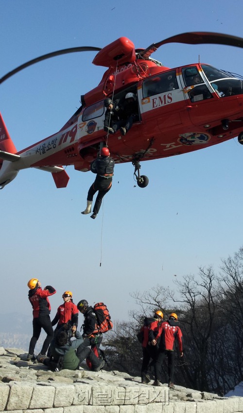 3월 해빙기를 맞아 산악사고가 잇달고 있는 가운데 3.1절 공휴일  북한산에서 산악구조대가 헬기를 이용,부상자를 구조하고 있다. 40대 신원미상의 등산객은 추락사고로 다리가 부러져  이송조치되었다.<br />정희조 기자/checho@heraldm.com 120301\r\n3월 해빙기를 맞아 산악사고가 잇달고 있는 가운데 3.1절 공휴일  북한산에서 산악구조대가 헬기를 이용,부상자를 구조하고 있다. 40대 신원미상의 등산객은 추락사고로 다리가 부러져  이송조치되었다.\n정희조 기자/checho@heraldm.com 120301\r\n동토(凍土)가 녹기 시작한다. 날이 풀렸기 때문이다. ‘풀림’은 새로운 시작을 의미하기도 하지만, 숨겨진 위험을 뜻하기도 한다. 본격적인 등산 시즌이다. 한겨울 움츠렸던 산은 봄이 다가와도 순순히 등산객들을 받아들이진 않는다. 등산객들은 안전사고에 더욱 주의해야 한다. 지난 1일 서울 북한산에서 산악구조대 헬기가 추락사고로 다리가 부러진 한 등산객을 이송하고 있다. 김명섭 기자/msiron@heraldm.com
