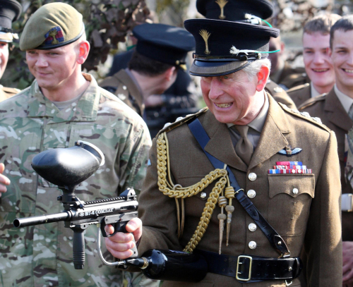 <YONHAP PHOTO-0167> Britain's Prince Charles, The Prince of Wales fires a paintball gun, as he meets personnel from 1st Battalion The Welsh Guards during a visit to their barracks in Hounslow, England, to mark St David's Day, the national day for Wales, Thursday March 1, 2012. (AP Photo/Steve Parsons)/2012-03-02 04:41:32/ <저작권자 ⓒ 1980-2012 ㈜연합뉴스. 무단 전재 재배포 금지.>\r\n<YONHAP PHOTO-0167> Britain's Prince Charles, The Prince of Wales fires a paintball gun, as he meets personnel from 1st Battalion The Welsh Guards during a visit to their barracks in Hounslow, England, to mark St David's Day, the national day for Wales, Thursday March 1, 2012. (AP Photo/Steve Parsons)/2012-03-02 04:41:32/ <저작권자 ⓒ 1980-2012 ㈜연합뉴스. 무단 전재 재배포 금지.>