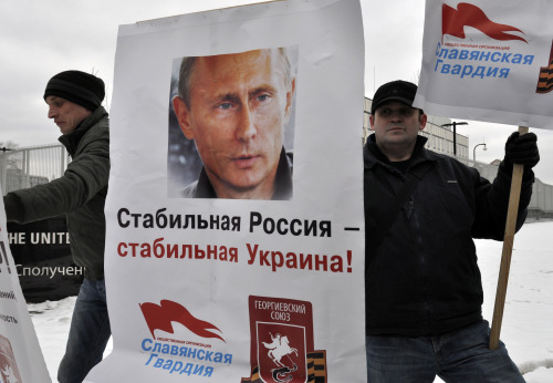 <YONHAP PHOTO-0180> Pro-Russian activists hold a poster depicting Russian prime minister Vladimir Putin and reading "Stable Russia - Stable Ukraine!" as they picket outside the U.S. Embassy in Kiev, Ukraine, Thursday, March 1, 2012. Russian Prime Minister Vladimir Putin, who is all but certain to reclaim the presidency in Sunday's election, has accused the U.S. of instigating opposition protests in order to weaken Russia. (AP Photo/Sergei Chuzavkov)/2012-03-02 04:50:27/ <저작권자 ⓒ 1980-2012 ㈜연합뉴스. 무단 전재 재배포 금지.>\r\n<YONHAP PHOTO-0180> Pro-Russian activists hold a poster depicting Russian prime minister Vladimir Putin and reading "Stable Russia - Stable Ukraine!" as they picket outside the U.S. Embassy in Kiev, Ukraine, Thursday, March 1, 2012. Russian Prime Minister Vladimir Putin, who is all but certain to reclaim the presidency in Sunday's election, has accused the U.S. of instigating opposition protests in order to weaken Russia. (AP Photo/Sergei Chuzavkov)/2012-03-02 04:50:27/ <저작권자 ⓒ 1980-2012 ㈜연합뉴스. 무단 전재 재배포 금지.>