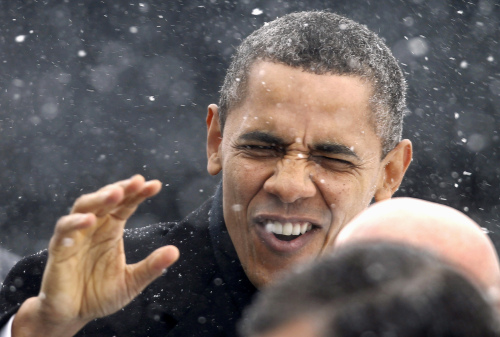 <YONHAP PHOTO-0304> President Barack Obama waves to the crowd as he walks through a snowstorm after getting of Air Force One in Manchester, N.H. ,Thursday, March 1, 2012, on his way to speak at the Nashua (N.H.) Community College. (AP Photo/Winslow Townson)/2012-03-02 07:15:48/ <저작권자 ⓒ 1980-2012 ㈜연합뉴스. 무단 전재 재배포 금지.>\r\n<YONHAP PHOTO-0304> President Barack Obama waves to the crowd as he walks through a snowstorm after getting of Air Force One in Manchester, N.H. ,Thursday, March 1, 2012, on his way to speak at the Nashua (N.H.) Community College. (AP Photo/Winslow Townson)/2012-03-02 07:15:48/ <저작권자 ⓒ 1980-2012 ㈜연합뉴스. 무단 전재 재배포 금지.>