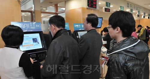 2일 강북삼성병원에 전산장애가 발생, 내원진료환자들이 큰 불편을 겪었다. 수납및 검사결과가 통보, 접수대기인원이 1백여명이상 지연되어 장시간 환자들의 기다림이 계속되었다. <br />정희조 기자/checho@heraldm.com 120302\r\n2일 강북삼성병원에 전산장애가 발생, 내원진료환자들이 큰 불편을 겪었다. 수납및 검사결과가 통보, 접수대기인원이 1백여명이상 지연되어 장시간 환자들의 기다림이 계속되었다. \n정희조 기자/checho@heraldm.com 120302\r\n2일 강북삼성병원에 전산장애가 발생, 내원진료환자들이 큰 불편을 겪었다. 수납및 검사결과가 통보, 접수대기인원이 1백여명이상 지연되어 장시간 환자들의 기다림이 계속되었다. \n정희조 기자/checho@heraldm.com 120302