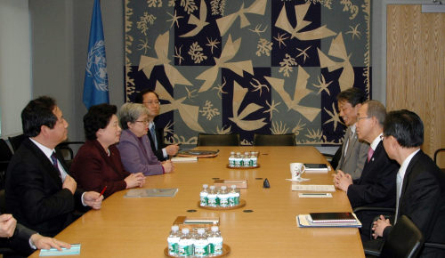 <YONHAP PHOTO-0942> 김금래 여성가족부장관 반기문 총장 면담 (서울=연합뉴스) 미국 뉴욕 유엔본부에서 열린 제56차 유엔여성지위위원회(CSW)에 정부 수석대표로 참가한 김금래 여성가족부 장관이 반기문 유엔사무총장을 면담, 여성지위 향상과 여성인력 활용의 중요성에 대해 의견을 나눴다. 2012.3.1 << 여성가족부 >> photo@yna.co.kr/2012-03-01 16:43:48/ <저작권자 ⓒ 1980-2012 ㈜연합뉴스. 무단 전재 재배포 금지.>\r\n<YONHAP PHOTO-0942> 김금래 여성가족부장관 반기문 총장 면담 (서울=연합뉴스) 미국 뉴욕 유엔본부에서 열린 제56차 유엔여성지위위원회(CSW)에 정부 수석대표로 참가한 김금래 여성가족부 장관이 반기문 유엔사무총장을 면담, 여성지위 향상과 여성인력 활용의 중요성에 대해 의견을 나눴다. 2012.3.1 << 여성가족부 >> photo@yna.co.kr/2012-03-01 16:43:48/ <저작권자 ⓒ 1980-2012 ㈜연합뉴스. 무단 전재 재배포 금지.>\r\n<YONHAP PHOTO-0942> 김금래 여성가족부장관 반기문 총장 면담 (서울=연합뉴스) 미국 뉴욕 유엔본부에서 열린 제56차 유엔여성지위위원회(CSW)에 정부 수석대표로 참가한 김금래 여성가족부 장관이 반기문 유엔사무총장을 면담, 여성지위 향상과 여성인력 활용의 중요성에 대해 의견을 나눴다. 2012.3.1 << 여성가족부 >> photo@yna.co.kr/2012-03-01 16:43:48/ <저작권자 ⓒ 1980-2012 ㈜연합뉴스. 무단 전재 재배포 금지.>