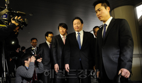 계열사 자금 수백억원을 빼돌린 혐의 등으로 불구속 기소된 최태원 SK그룹 회장이 2일 오전 서울장앙지법으로 들어서며 기자들의 질문을 받고 있다. 박해묵 기자/mook@heraldm.com\r\n계열사 자금 수백억원을 빼돌린 혐의 등으로 불구속 기소된 최태원 SK그룹 회장이 2일 오전 서울장앙지법으로 들어서며 기자들의 질문을 받고 있다. 박해묵 기자/mook@heraldm.com\r\n계열사 자금 수백억원을 빼돌린 혐의 등으로 불구속 기소된 최태원 SK그룹 회장이 2일 오전 서울장앙지법으로 들어서며 기자들의 질문을 받고 있다. 박해묵 기자/mook@heraldm.com\r\n횡령ㆍ배임 등의 혐의로 기소된 최태원(오른쪽 두번째) SK그룹 회장이 2일 재판을 위해 서울중앙지법으로 출두하고 있다. 최 회장이 법정에 나온 것은 9년 만이다.   박해묵 기자/mook@