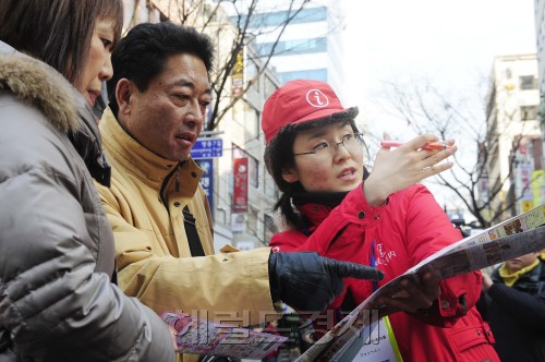 움직이는 관광 안내소. 박해묵 기자/mook@heraldm.com
A woman in a red jacket helps out tourists at Myeong-dong, Seoul. The red jacket is the uniform of Seoul City’s tourism information providers on the street.  Park Hyun-koo/The Korea Herald