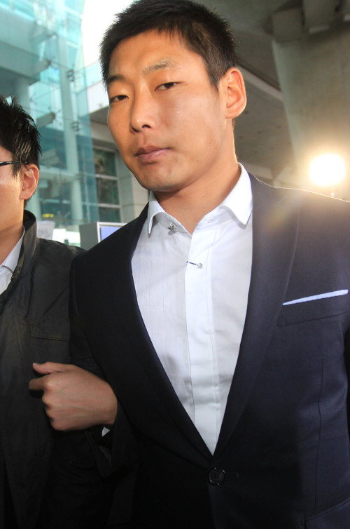 <YONHAP PHOTO-1112> LG 박현준 귀국 (인천=연합뉴스) 하사헌 기자 = LG 트윈스 투수 박현준 선수가 29일 오후 훈련중이던 일본 오키나와를 떠나 인천공항으로 입국해 공항청사를 빠져나가고 있다. 프로야구 경기조작에 개입한 의혹을 받고 있는 박현준은 조만간 검찰에 출석해 조사를 받을 예정이다. 2012.2.29 toadboy@yna.co.kr/2012-02-29 16:07:49/ <저작권자 ⓒ 1980-2012 ㈜연합뉴스. 무단 전재 재배포 금지.>
Park Hyun-jun. Yonhap News
Park Hyun-jun.  Yonhap News
