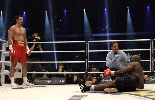 <YONHAP PHOTO-0282> Ukraine's boxer Wladimir Klitschko watches as the referee counts at Jean-Marc Mormeck of France during their WBA, IBF, WBO and IBO heavyweight title bout in Duesseldorf, Germany , Saturday, March 3, 2012. (AP Photo/Frank Augstein)/2012-03-04 08:20:45/ <저작권자 ⓒ 1980-2012 ㈜연합뉴스. 무단 전재 재배포 금지.>
Wladimir Klitschko watches as the referee counts out Jean-Marc Mormeck on Saturday.  AP-Yonhap News