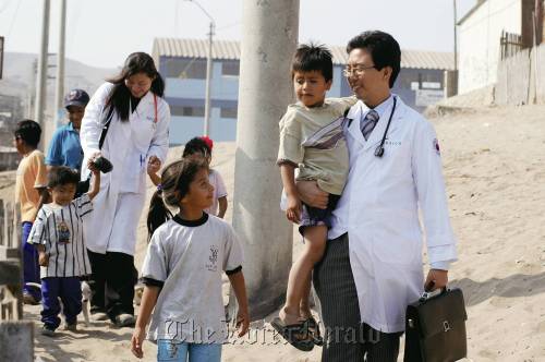 KOICA doctors take care of children in Pachacutec, Peru, where they have been dispatched to a public health center. KOICA