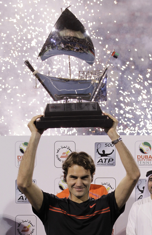 <YONHAP PHOTO-0133> Roger Federer of Switzerland holds up the trophy after defeating Andy Murray of Britain in the men's singles final at the Emirates Dubai ATP Tennis Championships in Dubai, United Arab Emirates, Saturday, March 3, 2012. (AP Photo/Hassan Ammar)/2012-03-04 03:01:02/ <저작권자 ⓒ 1980-2012 ㈜연합뉴스. 무단 전재 재배포 금지.>
Roger Federer of Switzerland holds up the winner’s trophy on Saturday.  AP-Yonhap News