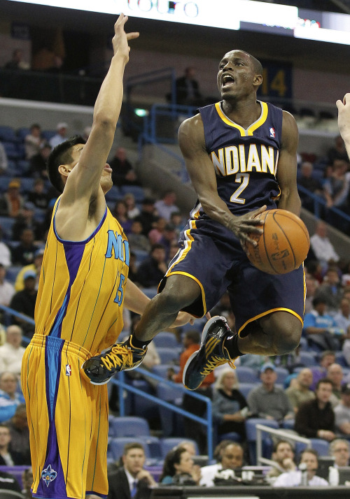 <YONHAP PHOTO-0389> Indiana Pacers point guard Darren Collison (2) goes to the basket around New Orleans Hornets power forward Gustavo Ayon (15) in the first half of an NBA basketball game in New Orleans, Saturday, March 3, 2012. (AP Photo/Bill Haber)/2012-03-04 11:39:41/ <저작권자 ⓒ 1980-2012 ㈜연합뉴스. 무단 전재 재배포 금지.>
Indiana Pacers guard Darren Collison drives to the basket against the New Orleans Hornets on Saturday.  AP-Yonhap News