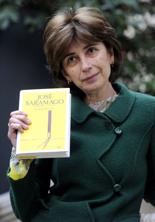 <YONHAP PHOTO-0159> Portuguese writer Nobel Jose Saramago's widow, Spanish journalist Pilar del Rio, poses with a novel entitled "Claraboya" or "Skylight" in Madrid on March 1, 2012. Almost two years after the death of Nobel Jose Saramago comes to light "Claraboya" a lost novel that the Portuguese writer recovered 36 years after it has been delivered to a Portuguese publisher. Jose Saramago Nobel refused the publication of the novel during his lifetime. AFP PHOTO /DOMINIQUE FAGET../2012-03-02 04:39:09/ <저작권자 ⓒ 1980-2012 ㈜연합뉴스. 무단 전재 재배포 금지.>
Portuguese writer Jose Saramago’s widow, Spanish journalist Pilar del Rio, poses with a novel entitled “Claraboya” or “Skylight” in Madrid on Saturday.  AFP-Yonhap News