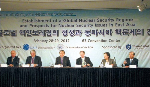 Forum chair Sun Joun-yung (third from left) sits with envoys (from left) Konstantin V. Vnukov (Russia),
Mark Tokola (U.S.), Scott Wightman (U.K.), Elisabeth Laurin (France) and Lim Sung-nam (Korea) to discuss
the Seoul Nuclear Security Summit. Kirsty Taylor/The Korea Herald