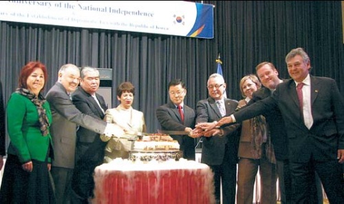 The Dominican Republic’s ambassador Grecia Fiordalicia
Pichardo Polanco cuts the cake at her country’s independence
day celebrations in Seoul. (Kirsty Taylor/The Korea Herald)