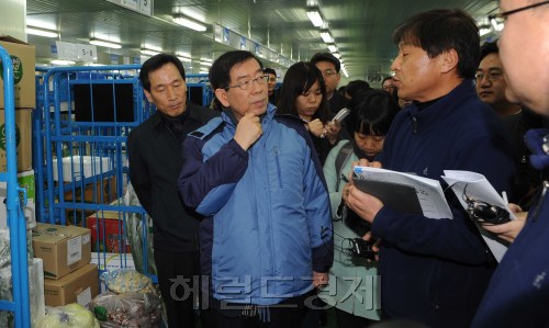 5일 새벽 박원순 서울시장이 학교 급식의 식재료를 공급하고 있는 서울친환경유통센터를 방문하여 식재료 안전성 검사 과정을 돌아보고 물류를 운반하고 있다.<br />이상섭 기자 babtong@heraldm.com 2012.03.05\r\n5일 새벽 박원순 서울시장이 학교 급식의 식재료를 공급하고 있는 서울친환경유통센터를 방문하여 식재료 안전성 검사 과정을 돌아보고 물류를 운반하고 있다.\n이상섭 기자 babtong@heraldm.com 2012.03.05\r\n5일 새벽 박원순 서울시장이 학교 급식의 식재료를 공급하고 있는 서울친환경유통센터를 방문하여 식재료 안전성 검사 과정을 돌아보고 물류를 운반하고 있다.\n이상섭 기자 babtong@heraldm.com 2012.03.05