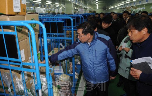 5일 새벽 박원순 서울시장이 학교 급식의 식재료를 공급하고 있는 서울친환경유통센터를 방문하여 식재료 안전성 검사 과정을 돌아보고 있다.<br />이상섭 기자 babtong@heraldm.com 2012.03.05\r\n5일 새벽 박원순 서울시장이 학교 급식의 식재료를 공급하고 있는 서울친환경유통센터를 방문하여 식재료 안전성 검사 과정을 돌아보고 있다.\n이상섭 기자 babtong@heraldm.com 2012.03.05\r\n5일 새벽 박원순 서울시장이 학교 급식의 식재료를 공급하고 있는 서울친환경유통센터를 방문하여 식재료 안전성 검사 과정을 돌아보고 있다.\n이상섭 기자 babtong@heraldm.com 2012.03.05\r\n박원순 서울시장이 5일 새벽 학교급식 식재료를 공급하는 서울친환경유통센터를 방문해 식재료 안전성 검사 과정을 돌아보고 있다. 이상섭 기자/babtong@heraldm.com