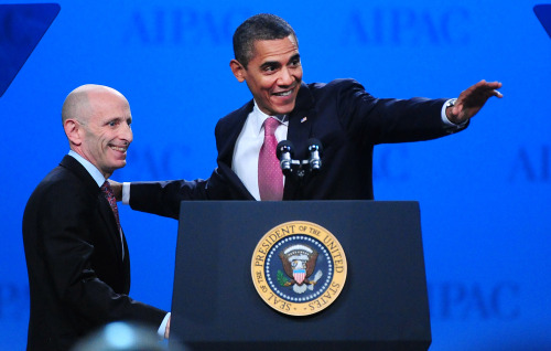 <YONHAP PHOTO-0257> U.S. President Barack Obama and AIPAC (The American Israel Public Affairs Committee) Chairman of the Board Lee Rosenberg embrace as Obama delivers remarks at the AIPAC Policy Conference in Washington, D.C. on March 4, 2012. UPI/Kevin Dietsch/2012-03-05 02:20:47/ <저작권자 ⓒ 1980-2012 ㈜연합뉴스. 무단 전재 재배포 금지.>\r\n<YONHAP PHOTO-0257> U.S. President Barack Obama and AIPAC (The American Israel Public Affairs Committee) Chairman of the Board Lee Rosenberg embrace as Obama delivers remarks at the AIPAC Policy Conference in Washington, D.C. on March 4, 2012. UPI/Kevin Dietsch/2012-03-05 02:20:47/ <저작권자 ⓒ 1980-2012 ㈜연합뉴스. 무단 전재 재배포 금지.>