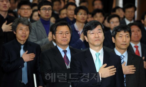 5일 오전 서울특벽시교육청 대강당에서 곽노현 서울시교육감이 참석한 가운데 2012년 3월 월례조례회가 열렸다.<br />이상섭 기자 babtong@heraldm.com 2012.03.05\r\n5일 오전 서울특벽시교육청 대강당에서 곽노현 서울시교육감이 참석한 가운데 2012년 3월 월례조례회가 열렸다.\n이상섭 기자 babtong@heraldm.com 2012.03.05\r\n5일 오전 서울시교육청에서 월례 조회가 있었다. 곽노현 교육감은 이날 “탁상행정에서 현장행정으로 가겠다”고 말했다. 그는 또 “더 이상 실태 파악에 시간을 허비하지 않겠다”며 “실태의 정책적 함의를 따져봐야 할 때”라고 강조했다. 한편 이날 월례 조회에 앞서 일부 시민단체의 시위 등은 없었다.  이상섭 기자/babtong@