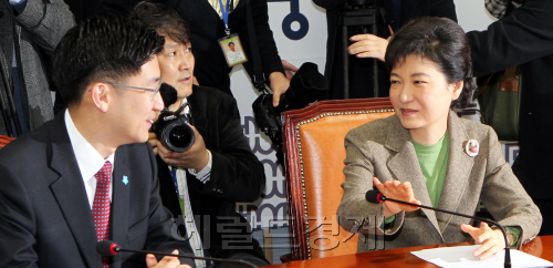 박근혜 새누리당대표가 비상대책위원회에서 4ㆍ11 총선에서 지역구 국회의원 선거에 출마하는 2차 공천 확정자 명단 논의하고 있다. 박현구 기자phko@heraldm.com 2012.03.05\r\n박근혜 새누리당대표가 비상대책위원회에서 4ㆍ11 총선에서 지역구 국회의원 선거에 출마하는 2차 공천 확정자 명단 논의하고 있다. 박현구 기자phko@heraldm.com 2012.03.05\r\n박근혜 새누리당 비상대책위원장이 5일 2차 공천자를 확정하는 회의를 주재하고 있다. 박 위원장은 공천탈락자에 대해 “새누리당의 소중한 자산”이라고 위로했지만, 공천 불복종ㆍ탈당 사태가 봉합될지 미지수다.  박현구 기자/phko@