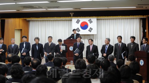 5일 오전 서울특벽시교육청 대강당에서 곽노현 서울시교육감이 참석한 가운데 2012년 3월 월례조례회가 열렸다. 곽교육감이 신임직원들을 소개하고 있다.\n이상섭 기자 babtong@heraldm.com 2012.03.05\r\n5일 오전 서울특벽시교육청 대강당에서 곽노현 서울시교육감이 참석한 가운데 2012년 3월 월례조례회가 열렸다. 곽교육감이 신임직원들을 소개하고 있다.<br />이상섭 기자 babtong@heraldm.com 2012.03.05