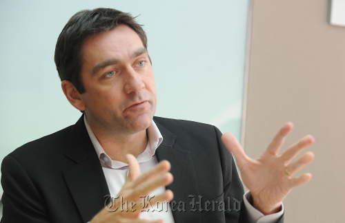 토마스 소렌슨 머스크라인코리아 사장 인터뷰.<br />이상섭 기자. babtong@heraldm.com 2012.02.22
Maersk Korea Ltd. CEO Thomas Sorensen speaks in an interview with The Korea Herald.
Lee Sang-sub/The Korea Herald