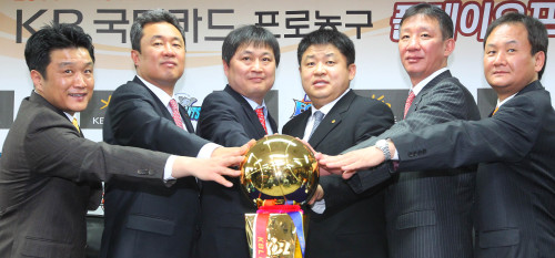 <YONHAP PHOTO-1008> 프로농구 플레이오프 미디어데이 (서울=연합뉴스) 이상학 기자 = 5일 오전 서울 논현동 KBL센터에서 열린 2011-2012 KB 국민카드 프로농구 플레이오프 미디어데이 행사에서 참석 감독들이 포즈를 취하고 있다. 왼쪽부터 유도훈 인천 전자랜드,전창진 부산 KT,이상범 안양 KGC,강동희 원주 동부,허재 전주 KCC,유재학 울산 모비스 감독. 2012.3.5 leesh@yna.co.kr/2012-03-05 12:17:50/ <저작권자 ⓒ 1980-2012 ㈜연합뉴스. 무단 전재 재배포 금지.>
Managers from six KBL teams pose with the 2012 championship trophy during a press conference in Seoul on Monday.  Yonhap News