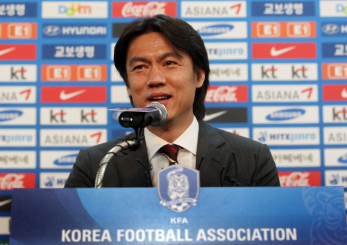 <YONHAP PHOTO-0936> 웃으며 답하는 홍명보 감독 (서울=연합뉴스) 최재구 기자 = 올림픽 축구대표팀 홍명보 감독이 5일 서울 신문로 축구회관에서 열린 기자회견에서 질문에 답하고 있다. 2012.3.5 jjaeck9@yna.co.kr/2012-03-05 11:23:31/ <저작권자 ⓒ 1980-2012 ㈜연합뉴스. 무단 전재 재배포 금지.>
Hong Myung-bo
