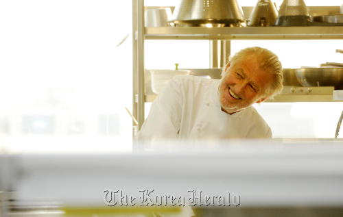 피에르 가니에르 롯데호텔 셰프 인터뷰./ 안훈기자 rosedale@  2012.02.29
Three-star Michelin chef Pierre Gagnaire poses in the kitchen of his eponymous restaurant at Lotte Hotel, Seoul, on Feb. 29.   Ahn Hoon/The Korea Herald