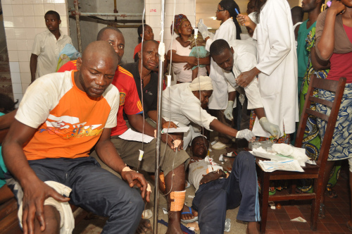 <YONHAP PHOTO-0620> Injured people are treated by health workers at a hospital, after multiple explosions occurred at a munitions depot, in Brazzaville, Republic of Congo, Sunday, March 4, 2012. Blasts rocked the capital of the Republic of Congo Sunday morning after a weapons depot caught fire, officials said, killing more than 200, wounding unknown numbers, and forcing some 2,000 people to flee their homes.(AP Photo/Elie Mbena)/2012-03-05 07:10:39/ <저작권자 ⓒ 1980-2012 ㈜연합뉴스. 무단 전재 재배포 금지.>
Injured people are treated by health workers at a hospital, after multiple explosions occurred at a munitions depot, in Brazzaville, Republic of Congo, Sunday.  AP-Yonhap News