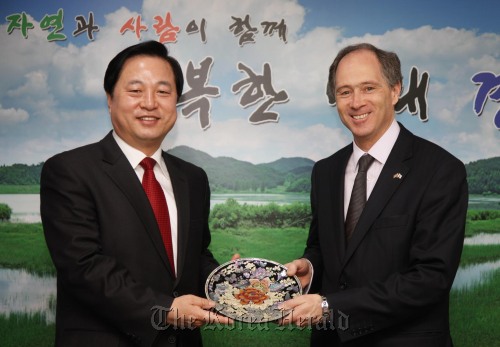Scott Wightman (right), British ambassador to Korea, poses with Kim Doo-gwan, governor of South Gyeongsang Province, at the governor’s office in Changwon on Monday.