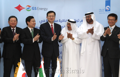 Participants celebrate after signing a contract on joint oil development in the United Arab Emirates on Monday at the ADNOC headquarters in Abu Dhabi. (From left) are: GS Caltex chairman Hur Dong-soo, chairman of the Presidential Council for Future and Vision Kwak Seung-jun, Knowledge Economy Minister Hong Suk-woo, secretary general of the Supreme Petroleum Council Al Dhaheri, ADNOC chief executive Al Suwaidi and KNOC chief executive Kang Young-won.  Yonhap News