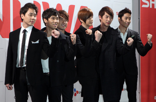 South Korea's popular K-pop group "Shinhwa" said Monday it wants to remain the country's longest-running "boy band" as it announced plans for a new album and concerts after four years away from the stage.신화(가수)