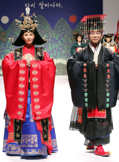 Actress Chae Si-ra (left) and actor Park Sang-won reenact a royal wedding held at National Museum of Korea on Monday.   ( Yonhap News)