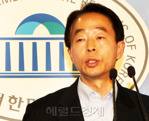 4.11총선 공천에 탈락한 김현철 새누리당 예비후보가 5일 오후 국회 정론관에서 기자회견을 하고 있다.박현구 기자phko@heraldm.com 2012.03.05