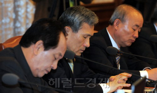 6일 서울 세종로 정부중앙청사에서 열린 국무회의에 참석한 김관진 국방부장관이 김황식 총리의 모두발언을 심각한 표정으로 듣고 있다./ 안훈기자 rosedale@ 2012.03.06\r\n6일 서울 세종로 정부중앙청사에서 열린 국무회의에 참석한 김관진 국방부장관이 김황식 총리의 모두발언을 심각한 표정으로 듣고 있다./ 안훈기자 rosedale@ 2012.03.06\r\n정부는 6일 서울 세종로 정부중앙청사에서 국무회의를 열었다. 서규용(왼쪽부터) 농림수산식품부 장관, 김관진 국방부 장관, 류우익 통일부 장관 등이 김황식 총리의 모두발언을 심각한 표정으로 듣고 있다. 안훈 기자/rosedale@