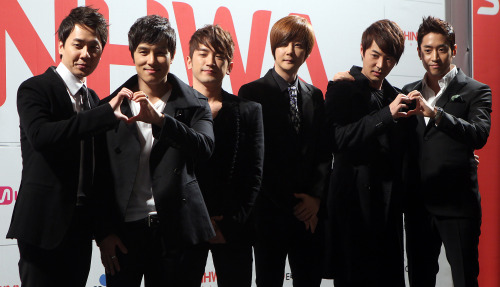 <YONHAP PHOTO-1491> 다시 뭉친 신화 (서울=연합뉴스) 유용석 기자 = 남성그룹 신화가 5일 오후 서울 강남구 청담CGV에서 열린'14주년 컴백 기념 기자회견에서' 포토타임을 갖고 있다. 2012.3.5 yalbr@yna.co.kr/2012-03-05 16:16:16/ <저작권자 ⓒ 1980-2012 ㈜연합뉴스. 무단 전재 재배포 금지.>
Shinhwa poses for photos at a press conference held on Monday.  Yonhap News
