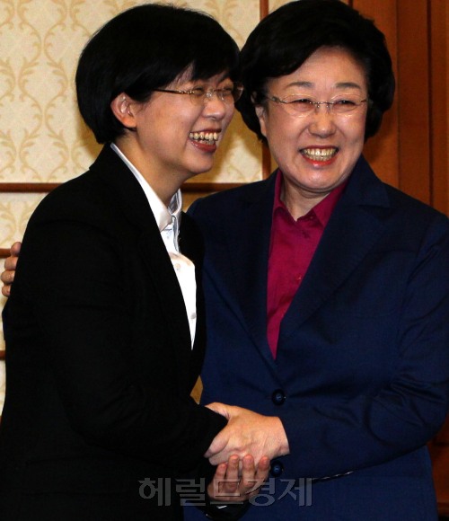 민주통핮당 한명숙(오른쪽) 대표와 통합진보당 이정희 공동대표가 6일 오전 국회 귀빈식당에서 야권통합 관련 회담을 갖기 앞서 인사를 나누고 있다.<br />박현구 기자 phko@heraldm.com 2012.03.06
The main opposition Democratic United Party leader Han Myeong-sook (right) meets Tuesday with Rep. Lee Jung-hee, one of the joint leaders of the minority Unified Progressive Party, to discuss the left-wing alliance.  Park Hyun-koo/The Korea Herald