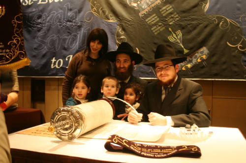 Rabbi Osher Litzman (center) and family pose with a scribe (right) after completing the second-to-last letter of the Torah on Sunday.
Paul Kerry/The Korea Herald