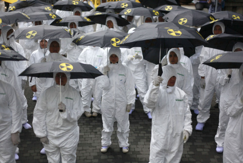 <YONHAP PHOTO-1576> Greenpeace activists in protective suits hold umbrellas during an anti-nuclear protest commemorating last year's earthquake and tsunami in Japan that set off Fukushima nuclear crisis, at the office of Indonesian Ministry of Research and Technology in Jakarta, Indonesia, Monday, March 5, 2012. (AP Photo/Dita Alangkara)/2012-03-05 16:38:47/ <저작권자 ⓒ 1980-2012 ㈜연합뉴스. 무단 전재 재배포 금지.>
Greenpeace activists in protective suits hold umbrellas during an anti-nuclear protest commemorating last year’s earthquake and tsunami in Japan that set off the Fukushima nuclear crisis, at the office of the Indonesian Ministry of Research and Technology in Jakarta on Monday.  AP-Yonhap News