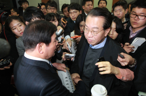 <YONHAP PHOTO-0632> 공천 다시 (서울=연합뉴스) 서명곤 기자 = 새누리당 권영세 사무총장이 6일 오전 새누리당사에서 열린 공천위 전체회의를 위해 회의장으로 향하다 재심청구서를 전달하기 위해 기다리던 정해걸(경북 군위ㆍ의성ㆍ청송) 의원과 이야기를 나누고 있다. 2012.3.6 seephoto@yna.co.kr/2012-03-06 11:44:14/ <저작권자 ⓒ 1980-2012 ㈜연합뉴스. 무단 전재 재배포 금지.>
Rep. Kwon Young-se (right), the ruling Saenuri Party’s secretary general, speaks with Rep. Choung Hae-gul who demanded the party reconsider its decision not to nominate him in his constituency in the April 11 parliamentary election at the party’s head office in Yeouido, Seoul, on Tuesday.  Yonhap News