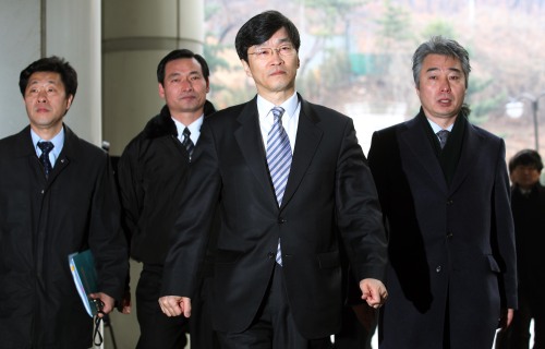 <YONHAP PHOTO-1014> 법원 들어오는 곽노현 교육감 (서울=연합뉴스) 김현태 기자 = 후보자 매수혐의로 1심에서 벌금 3천만원을 선고받은 곽노현 서울시 교육감이 항소심 재판을 받기위해 6일 오후 서울 서초구 서울고등법원으로 들어오고 있다. 2012.3.6 mtkht@yna.co.kr/2012-03-06 15:03:19/ <저작권자 ⓒ 1980-2012 ㈜연합뉴스. 무단 전재 재배포 금지.>
Seoul educational superintendent Kwak No-hyun (second from right) enters the courts for his appeal trial on Tuesday.  Yonhap News