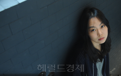 김민희 인터뷰.<br />이상섭 기자 babtong@heraldm.com 2012.03.06\r\n김민희 인터뷰.\r\n이상섭 기자 babtong@heraldm.com 2012.03.06\r\n미야베 미유키 소설 원작의 영화 ‘화차’에서 사라진 약혼녀 역할을 맡아 강렬한 연기를 보여준 김민희.