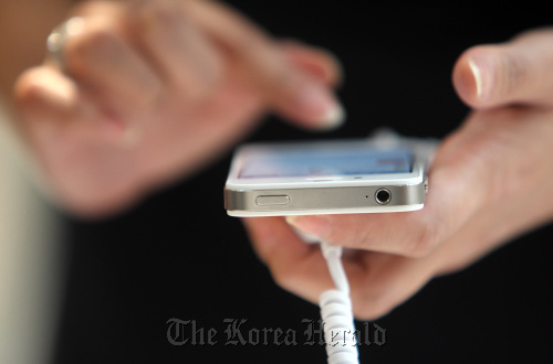 An Apple Inc. iPhone 4S.  Bloomberg
An Apple Inc. iPhone 4S.  Bloomberg