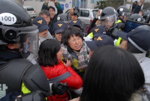 구럼비 바위 발파 / 왜 그래 / <포토뉴스>지금 제주 구럼비 바위에서는…