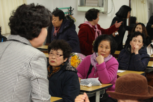 <YONHAP PHOTO-0818> '선생님 말씀 잘 들어야지' (서울=연합뉴스) 박지호 기자 = 6일 서울 마포구 대흥동 양원초등학교에 입학한 늦깍이 초등학생들이 선생님의 말씀을 듣고 있다. 2012.3.6 jihopark@yna.co.kr/2012-03-06 13:16:12/ <저작권자 ⓒ 1980-2012 ㈜연합뉴스. 무단 전재 재배포 금지.>\r\n<YONHAP PHOTO-0818> '선생님 말씀 잘 들어야지' (서울=연합뉴스) 박지호 기자 = 6일 서울 마포구 대흥동 양원초등학교에 입학한 늦깍이 초등학생들이 선생님의 말씀을 듣고 있다. 2012.3.6 jihopark@yna.co.kr/2012-03-06 13:16:12/ <저작권자 ⓒ 1980-2012 ㈜연합뉴스. 무단 전재 재배포 금지.>\r\n<YONHAP PHOTO-0818> '선생님 말씀 잘 들어야지' (서울=연합뉴스) 박지호 기자 = 6일 서울 마포구 대흥동 양원초등학교에 입학한 늦깍이 초등학생들이 선생님의 말씀을 듣고 있다. 2012.3.6 jihopark@yna.co.kr/2012-03-06 13:16:12/ <저작권자 ⓒ 1980-2012 ㈜연합뉴스. 무단 전재 재배포 금지.>\r\n환갑을 넘긴 어르신들이 초등학교에 입학해 배움에 도전하고자 한자리에 모였다. 6일 오전 10시께 서울 마포구 대흥동 마포아트센터 아트홀맥에서 제8회 양원초등학교 입학식이 열렸다. 성인 대상의 학력인정 교육시설인 양원초등학교는 ‘배움’이라는 제2의 인생을 살고 있는 할머니ㆍ할아버지들의 배움터다. 이날 입학식에는 늦깎이 초등학생 350명이 함께했다.