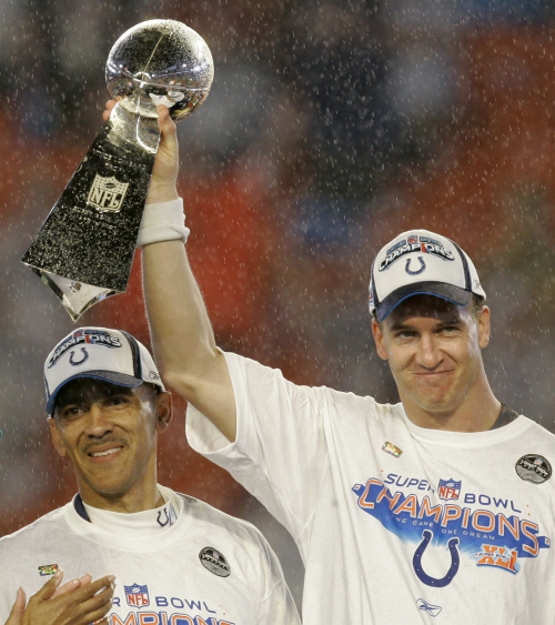 <YONHAP PHOTO-0329> FILE - In this Feb. 4, 2007, file photo, Indianapolis Colts quarterback Peyton Manning lifts the Vince Lombardi Trophy beside coach Tony Dungy following the Super Bowl XLI football game against the Chicago Bears at Dolphin Stadium in Miami. The Peyton Manning era in Indianapolis is expected to end, according to a report. Citing anonymous sources, ESPN reported Tuesday, March 7, 2012, that the Colts plan to hold a news conference Wednesday to announce the long-expected decision. Manning is expected to attend. (AP Photo/Chris O'Meara, File)/2012-03-07 10:10:37/ <저작권자 ⓒ 1980-2012 ㈜연합뉴스. 무단 전재 재배포 금지.>
In this February 2007 file photo, Indianapolis Colts quarterback Peyton Manning lifts the Vince Lombardi Trophy beside coach Tony Dungy.
AP-Yonhap News