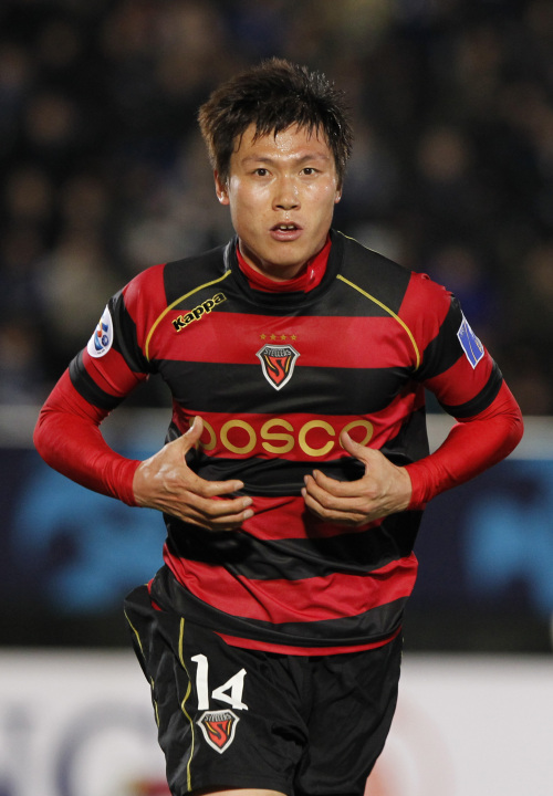 <YONHAP PHOTO-1721> 김태수 첫 골! (오사카 사진공동취재단=연합뉴스) 아시아축구연맹(AFC) 챔피언스리그 포항스틸러스와 감바오사카의 경기가 열린 6일 오후 일본 오사카부 수아타시 엑스포 70 경기장에서 김태수가 첫골을 성공시킨 뒤 기뻐하고 있다. 2012.3.6 photo@yna.co.kr/2012-03-06 21:56:51/ <저작권자 ⓒ 1980-2012 ㈜연합뉴스. 무단 전재 재배포 금지.>
Pohang’s Kim Tae-su celebrates his goal.  Yonhap News