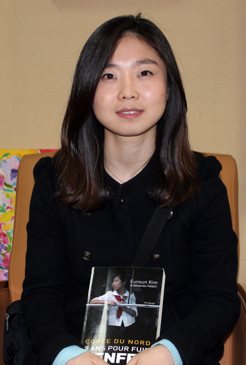 <YONHAP PHOTO-0237> 佛, 탈북 여대생 불어판 '북한탈출기'에 큰 관심 (파리=연합뉴스) 김홍태 특파원 = 탈북 여대생 김은선(26.가명)씨가 6일 주불한국문화원에서 자신의 탈북 여정을 생생하게 담은 프랑스어판 탈북기 '북한, 지옥 탈출 9년'에 관해 설명하고 있다. 2012.3.7 hongtae@yna.co.kr/2012-03-07 07:14:26/ <저작권자 ⓒ 1980-2012 ㈜연합뉴스. 무단 전재 재배포 금지.>
Kim Eun-sun