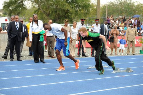 <YONHAP PHOTO-0082> Britain's Prince Harry and Usain Bolt, Jamaica's champion sprinter, come out of the starting blocks on the track at the University of the West Indies in Kingston, Jamaica on March 6, 2012. Prince Harry gave Bolt a run for his money Tuesday. Minutes after teaching the prince the basics of starting, Bolt was surprised to see his royal competitor race 50 meters down the track, in what would be described internationally as a false start. AFP PHOTO/Anthony FOSTER../2012-03-07 04:38:39/ <저작권자 ⓒ 1980-2012 ㈜연합뉴스. 무단 전재 재배포 금지.>
Britain’s Prince Harry and Usain Bolt, Jamaica’s champion sprinter, come out of the starting blocks on the track at the University of the West Indies in Kingston, Jamaica, Tuesday.      AFP-Yonhap News
