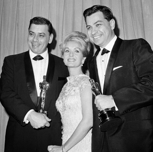 <YONHAP PHOTO-0165> FILE - In this April, 5,1965 file photo actress Debbie Reynolds poses with Academy awards winners for best music Richard M. Sherman, right and Robert Sherman, left, who received the award for Mary Poppins in Santa Monica Calif. Songwriter Sherman, who wrote the tongue-twisting "Supercalifragilisticexpialidocious" and other enduring songs for Disney classics, has died. He was 86. (AP Photo,File)/2012-03-07 05:00:01/ <저작권자 ⓒ 1980-2012 ㈜연합뉴스. 무단 전재 재배포 금지.>
In this April, 5,1965 file photo actress Debbie Reynolds poses with Academy awards winners for best music Richard M. Sherman (right) and Robert Sherman (left), who received the award for “Mary Poppins” in Santa Monica, California.   AP-Yonhap News