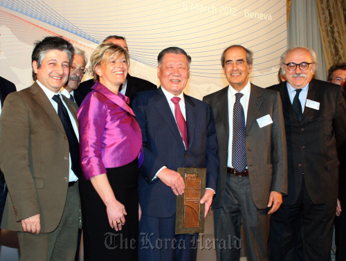 Hyundai Motor Group chairman Chung Mong-koo (center) poses during an event to celebrate winning the “2011 Top Manager in the World,” awarded by InterAutoNews, in Geneva on Wednesday.  Hyundai Motor